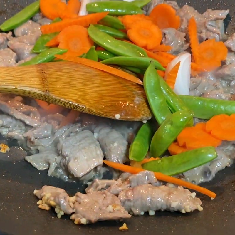 Bước 4 Xào thịt bò với đậu hà lan và cà rốt Đậu hà lan xào thịt bò