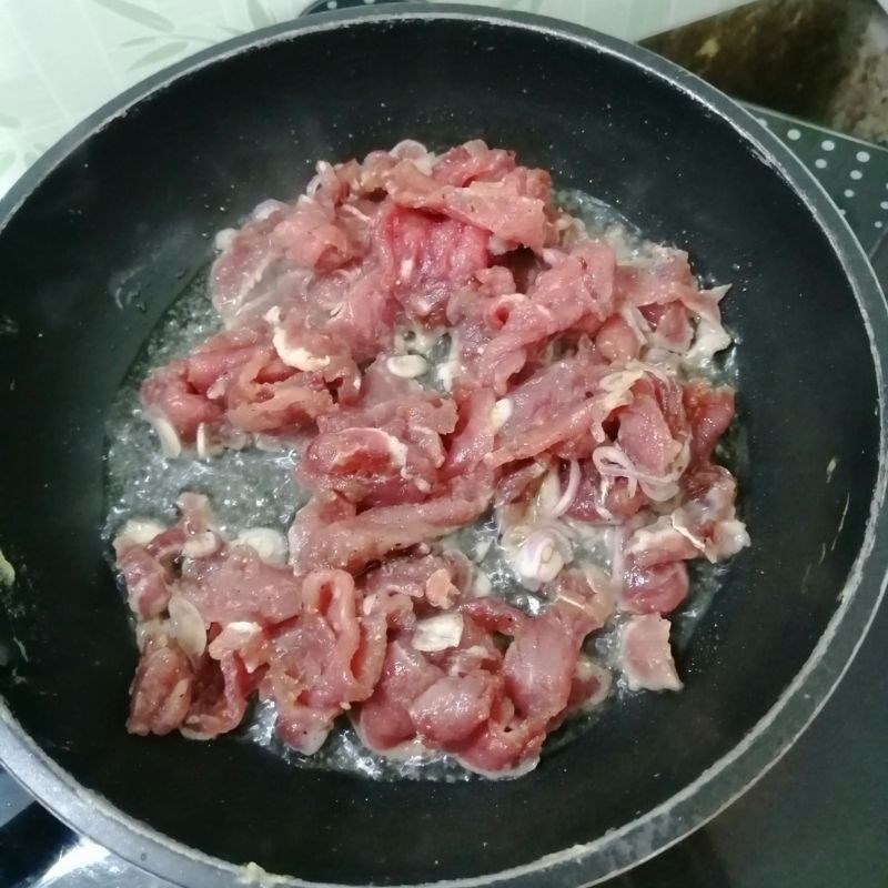 Bước 3 Xào thịt bò với hành tây cà chua Thịt bò xào hành tây cà chua