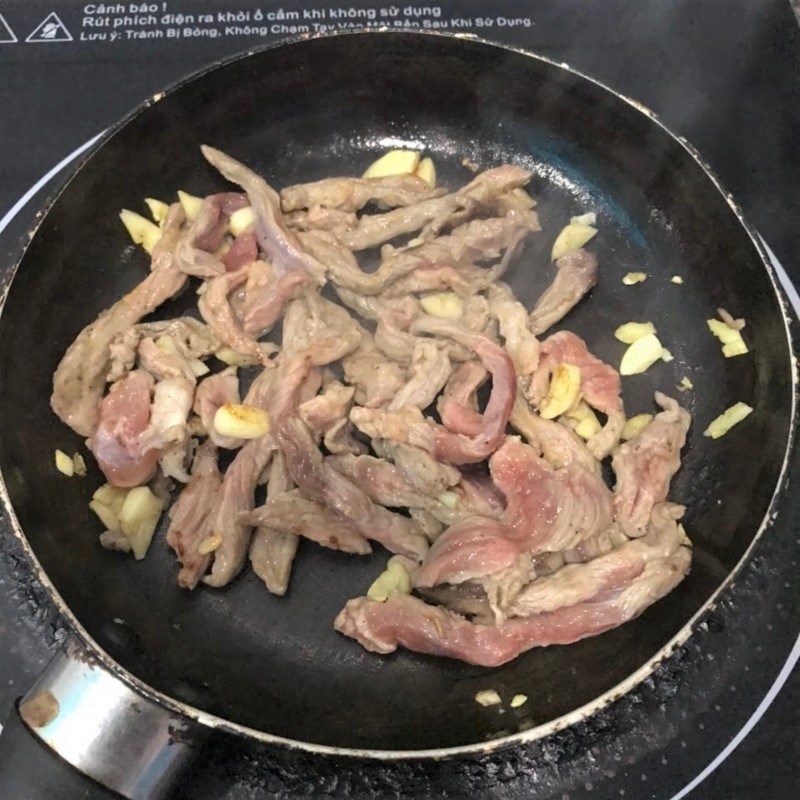 Bước 3 Xào thịt bò với lá lốt Thịt bò xào lá lốt
