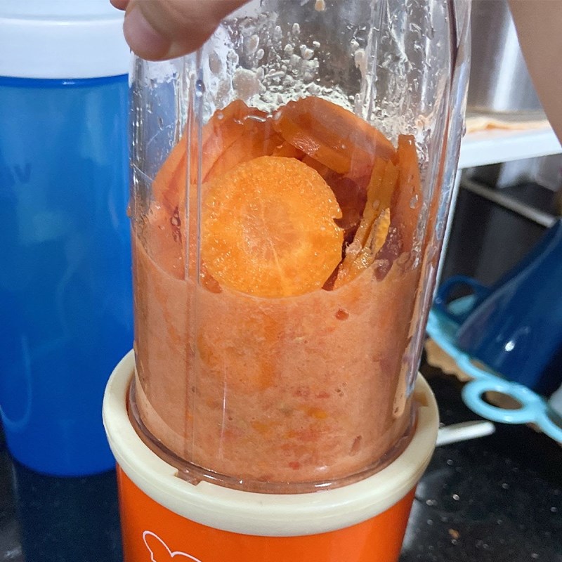 Bước 2 Xay hỗn hợp Nước ép cà rốt với cà chua bằng máy xay sinh tố