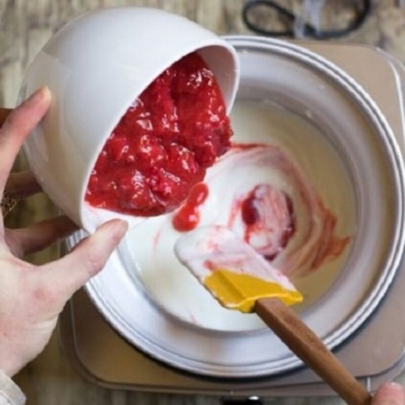 Bước 2 Xay hỗn hợp dâu với sữa chua Kem dâu sữa chua