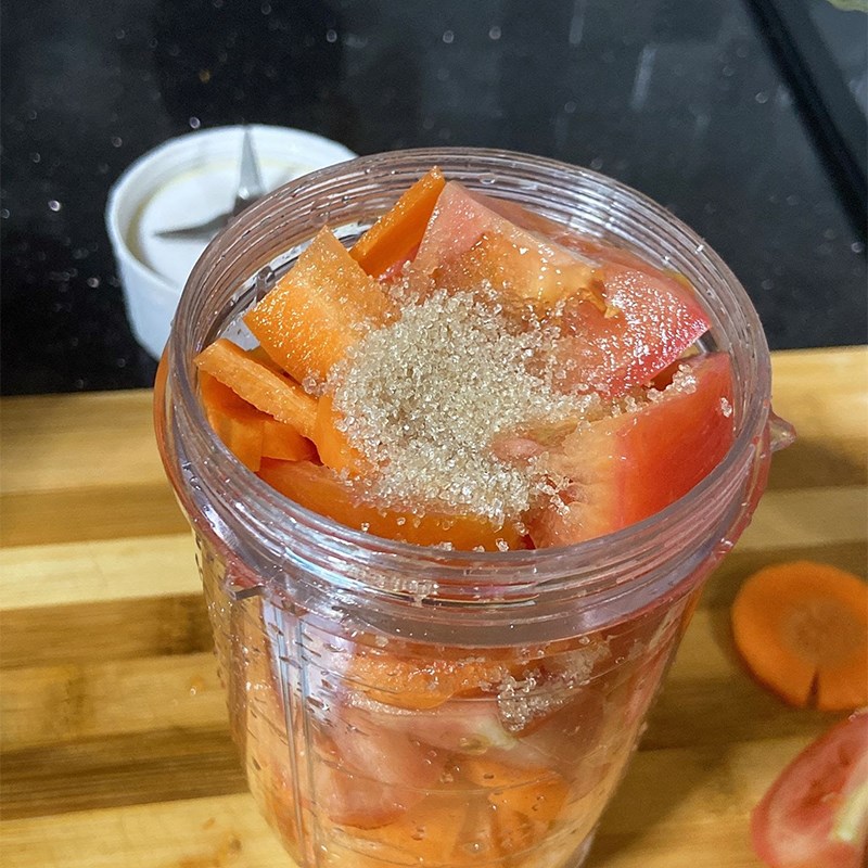 Bước 2 Xay hỗn hợp Nước ép cà rốt với cà chua bằng máy xay sinh tố
