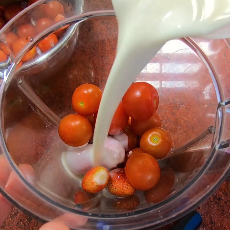 Bước 3 Xay sinh tố cà dâu tây Sinh tố cà chua dâu tây