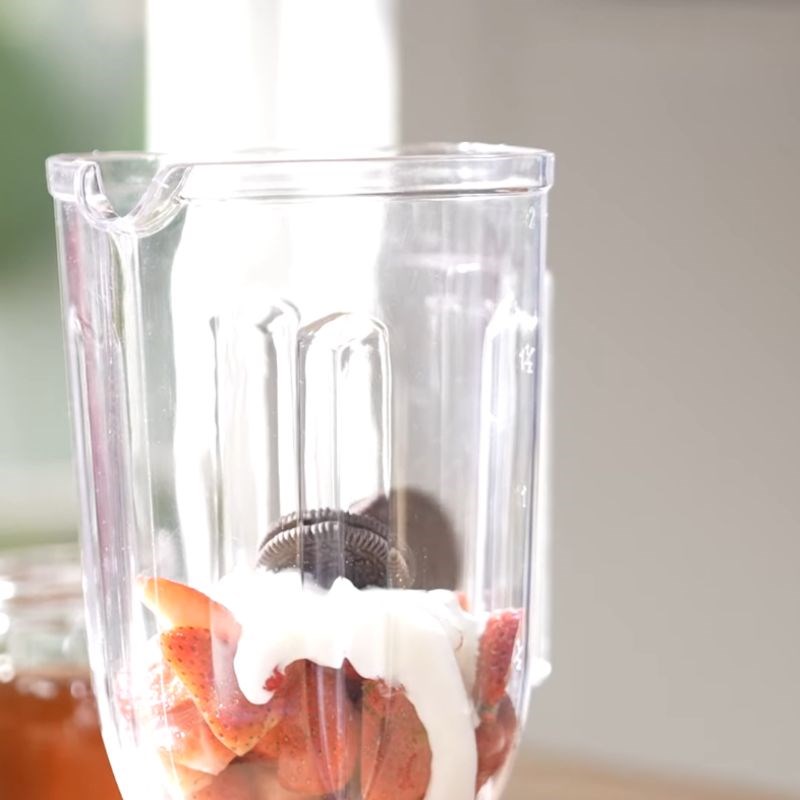 Bước 2 Xay sinh tố oreo dâu tây Sinh tố oreo dâu tây