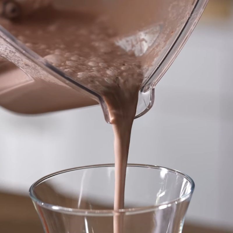Bước 2 Xay sinh tố oreo dâu tây Sinh tố oreo dâu tây
