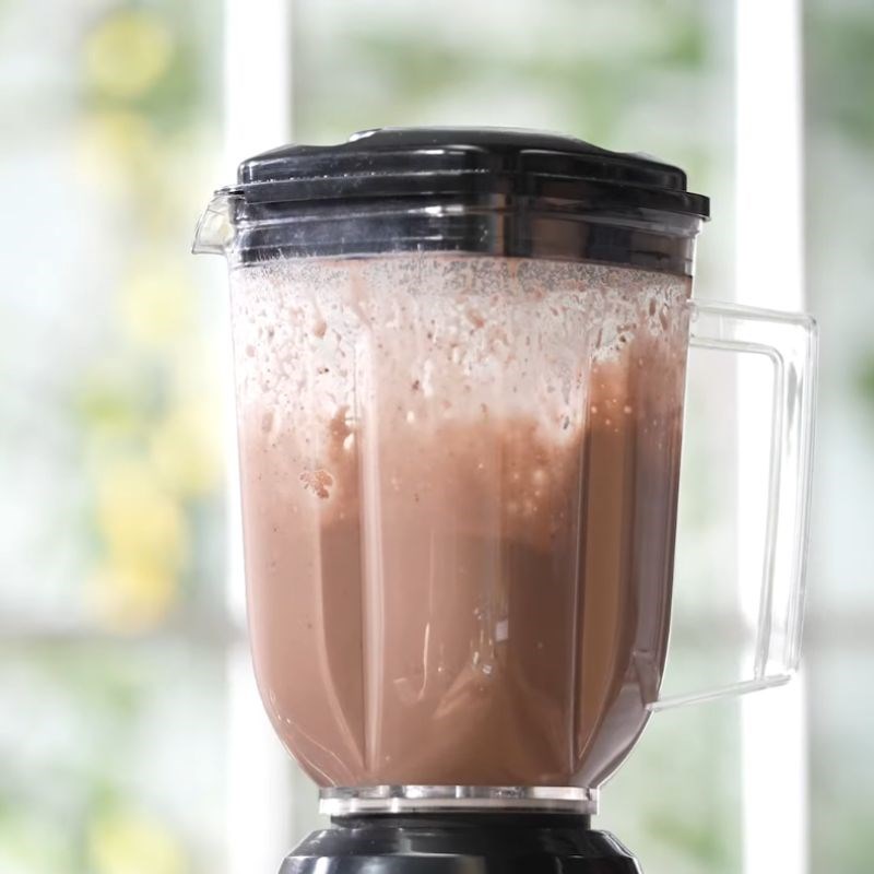Bước 2 Xay sinh tố oreo dâu tây Sinh tố oreo dâu tây