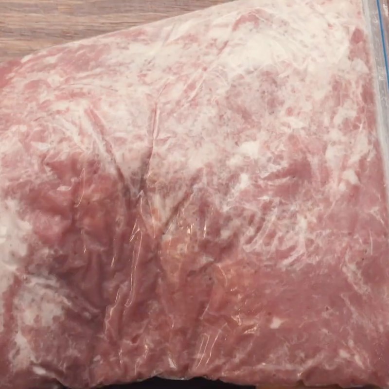 Bước 2 Xay thịt và mỡ heo lần 1 Chả lụa bằng máy xay sinh tố