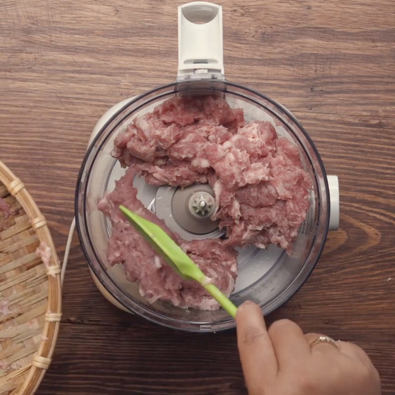 Bước 2 Xay thịt và mỡ heo lần 1 Chả lụa bằng máy xay sinh tố