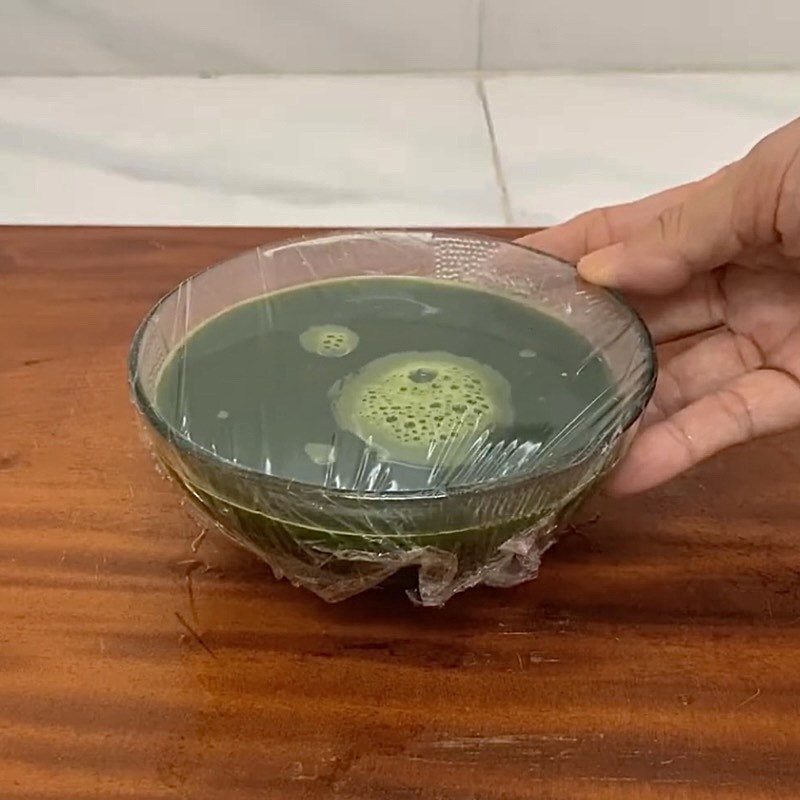 Bước 2 Xay và lấy nước lá dứa Nước cốt lá dứa