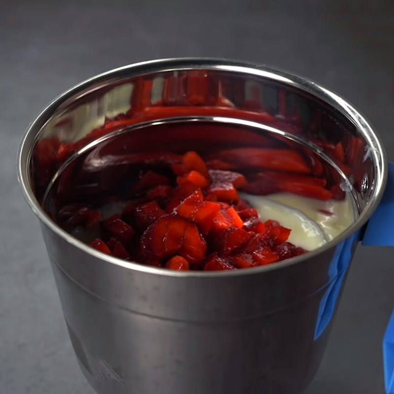 Bước 3 Xay và lọc hỗn hợp dâu sữa Kem dâu tây sữa tươi