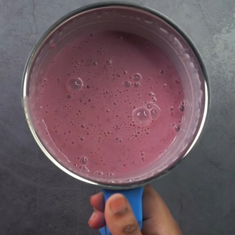 Bước 3 Xay và lọc hỗn hợp dâu sữa Kem dâu tây sữa tươi