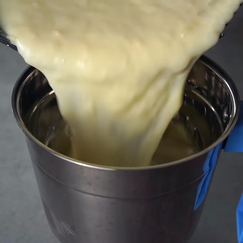 Bước 3 Xay và lọc hỗn hợp dâu sữa Kem dâu tây sữa tươi