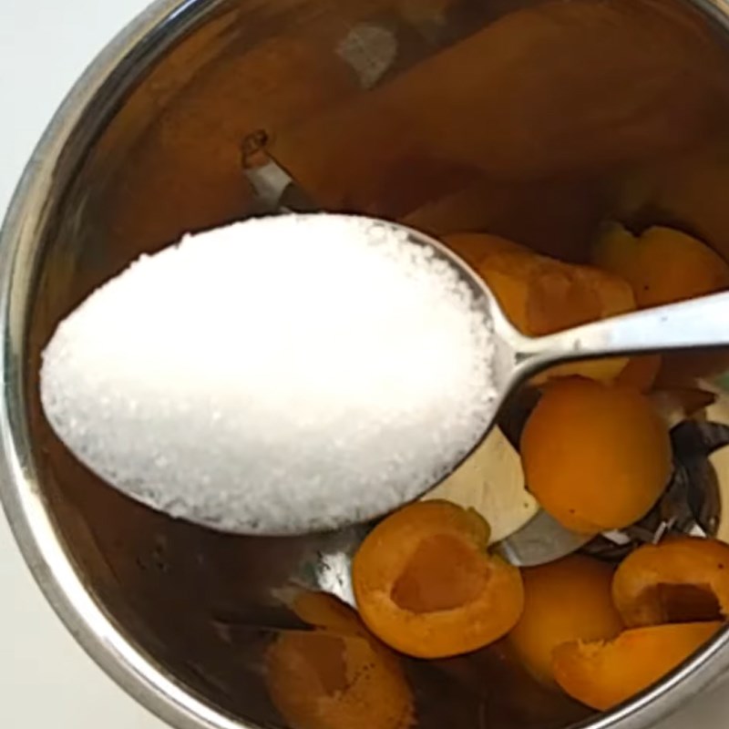 Bước 2 Xay và lọc nước ép quả mơ Nước ép mơ tươi