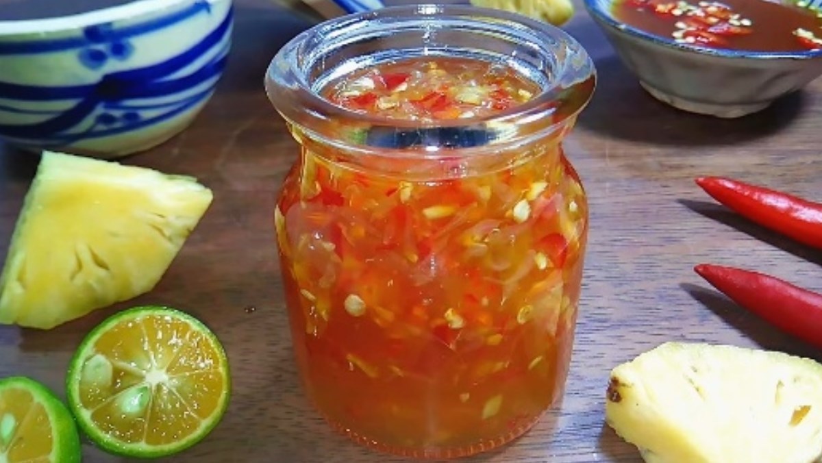 Có thể thay thế khóm bằng loại gì trong cách làm nước mắm chua ngọt?
