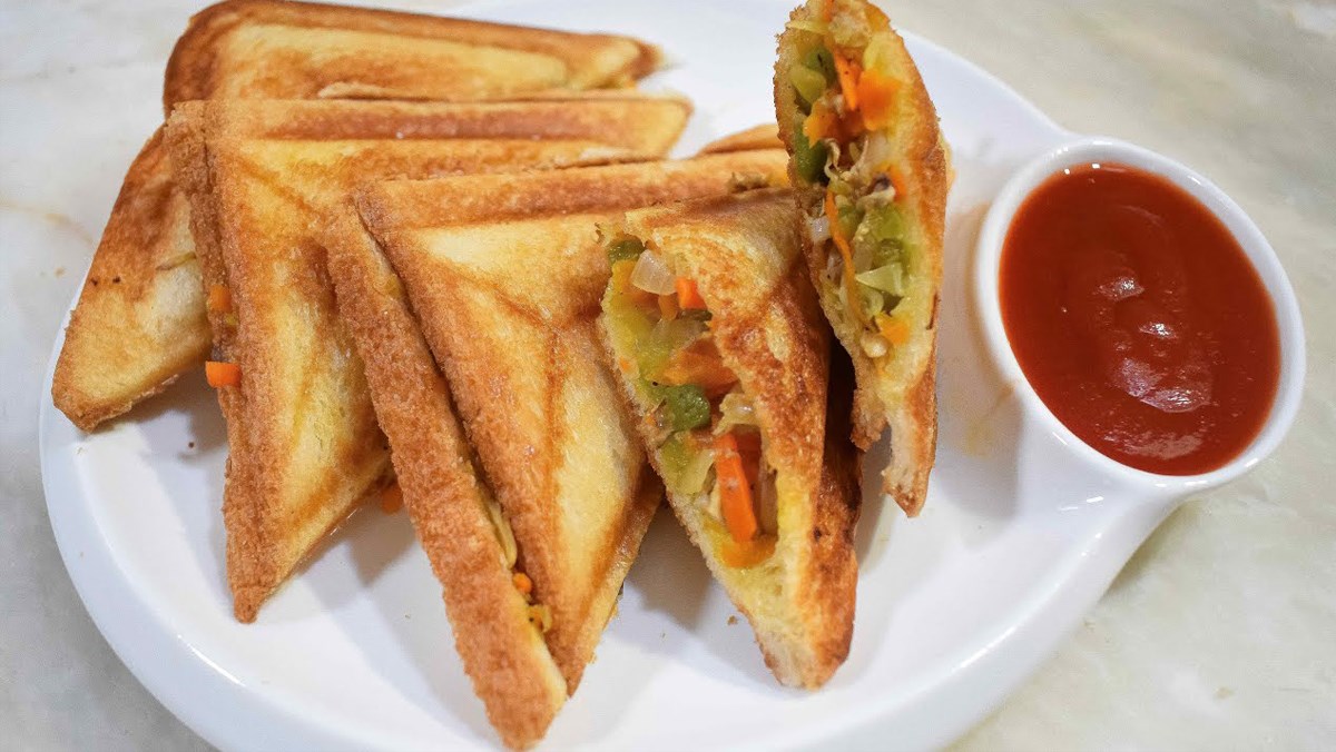 Bánh sandwich gà rau củ, bánh sandwich trứng, bánh bông lan ngọt