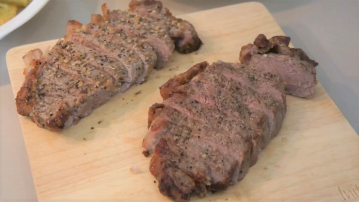 Cách nướng bò bít tết như thế nào để thịt chín đều và giòn?

