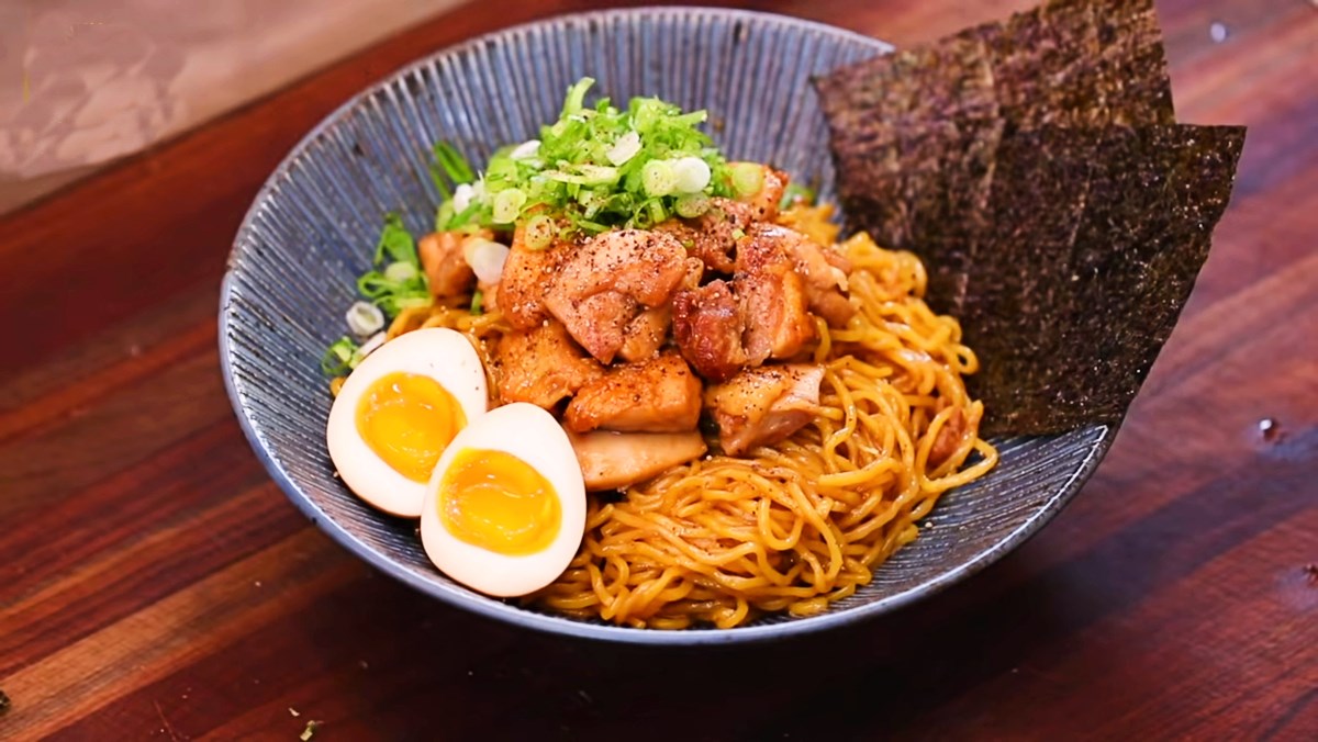 Cách xử lý mì ramen trước khi xào để mì không bị gắp và khô?
