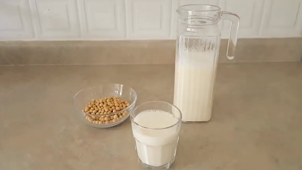 Hướng dẫn cách làm sữa hạt từ máy ép chậm trong vài bước đơn giản