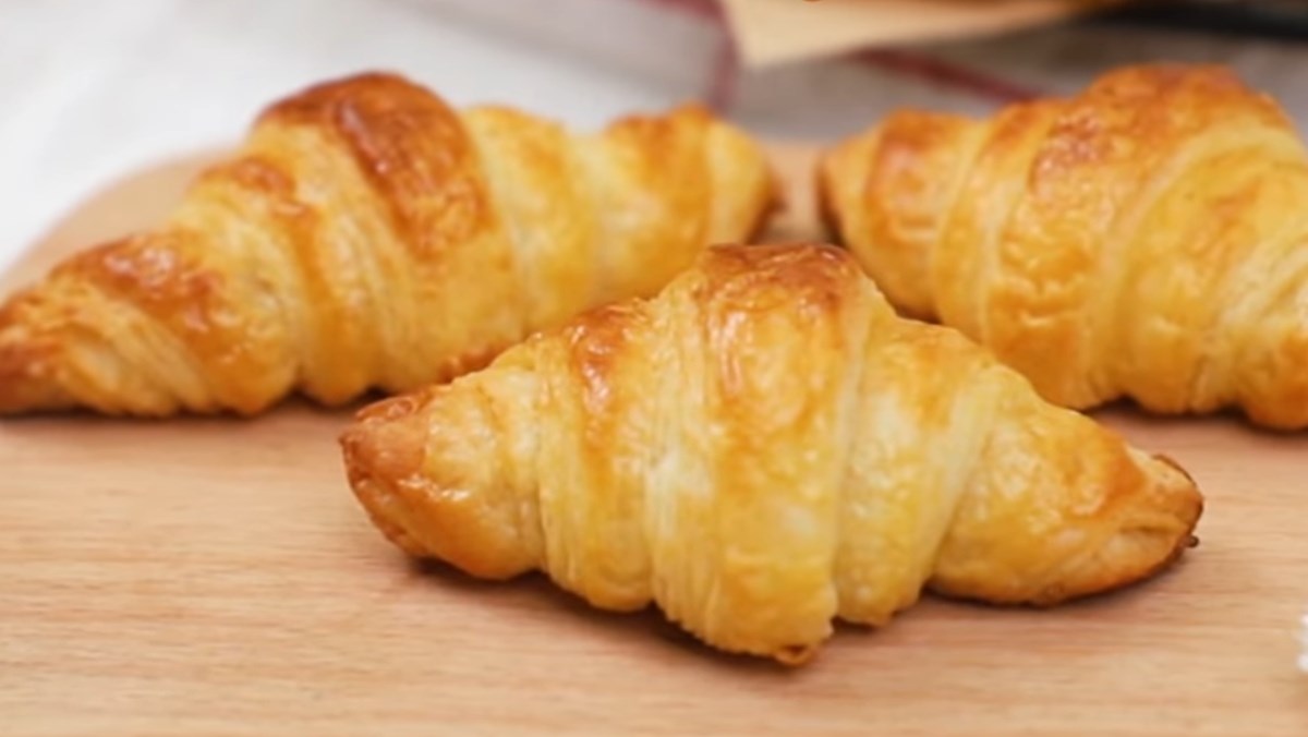 Bánh sừng trâu (croissant) trứng muối