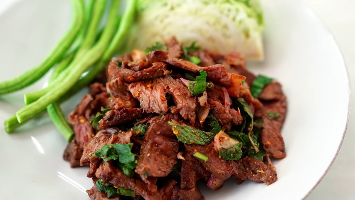 Salad bò nướng