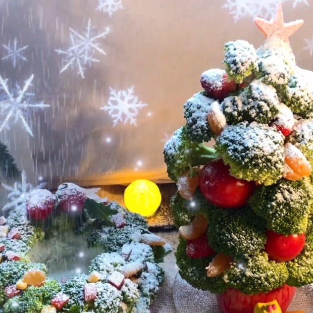 2 cách xếp trái cây, rau củ tạo hình cây thông Noel để trang trí bắt mắt