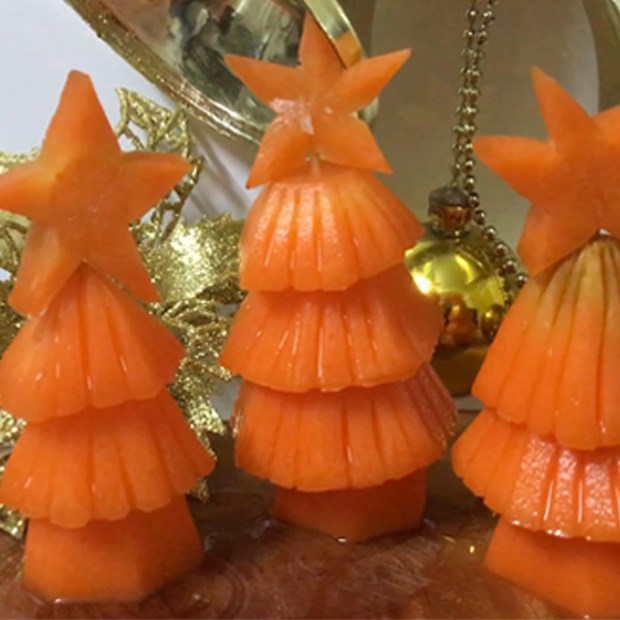 4 cách cắt tỉa củ quả, tạo hình cây thông Noel trang trí món ăn Giáng sinh