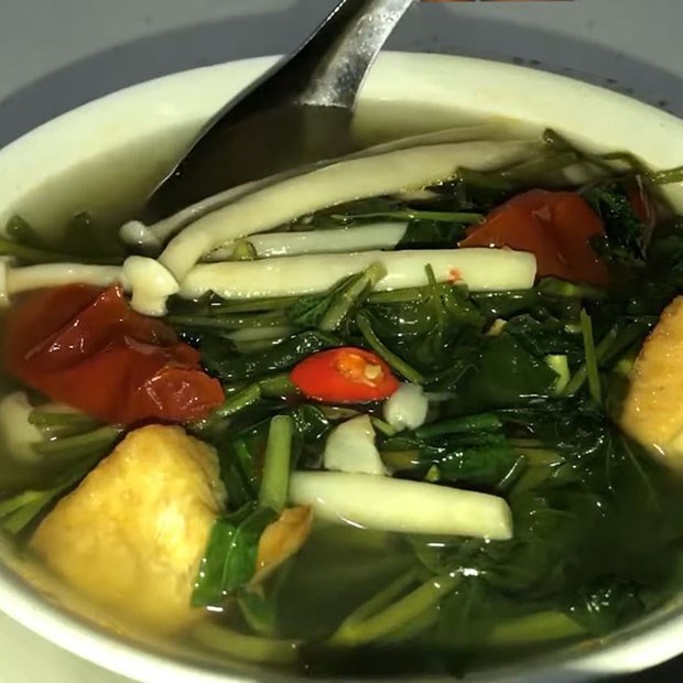 Cách làm canh chua rau muống chay thanh đạm mà vẫn ngon cơm