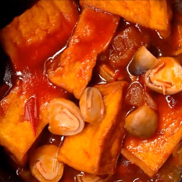 Cách làm đậu hũ kho nấm rơm, cà chua mềm thơm cho bữa cơm thêm tròn vị