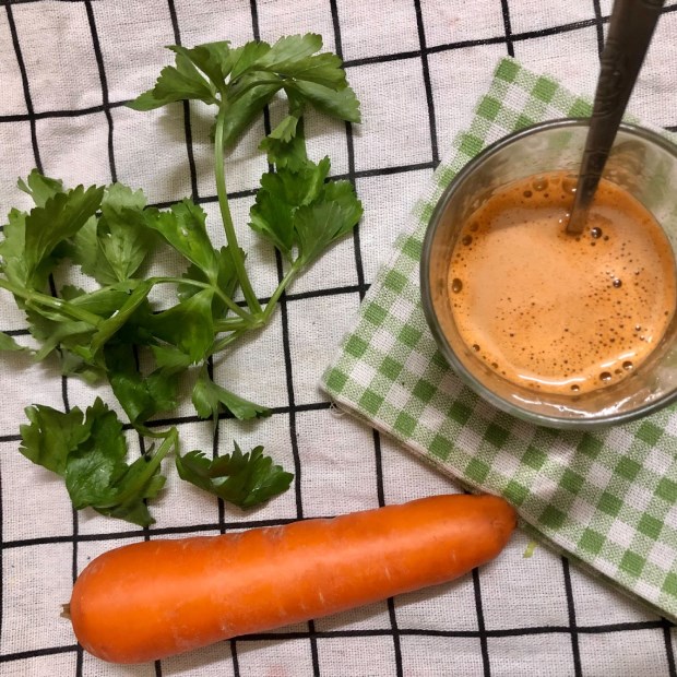 Cách làm nước ép cần tây cà rốt đơn giản dễ uống giúp giảm cân