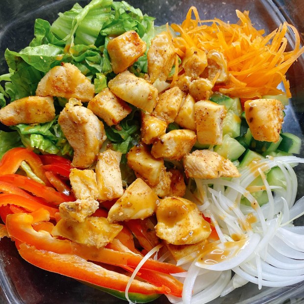 Cách làm salad gà áp chảo thơm ngon, hấp dẫn cho ngày ăn eat clean