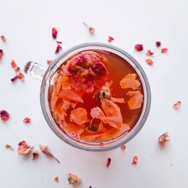 Cách pha trà hoa hồng mật ong ngọt thơm, ấm bụng cho ngày đông