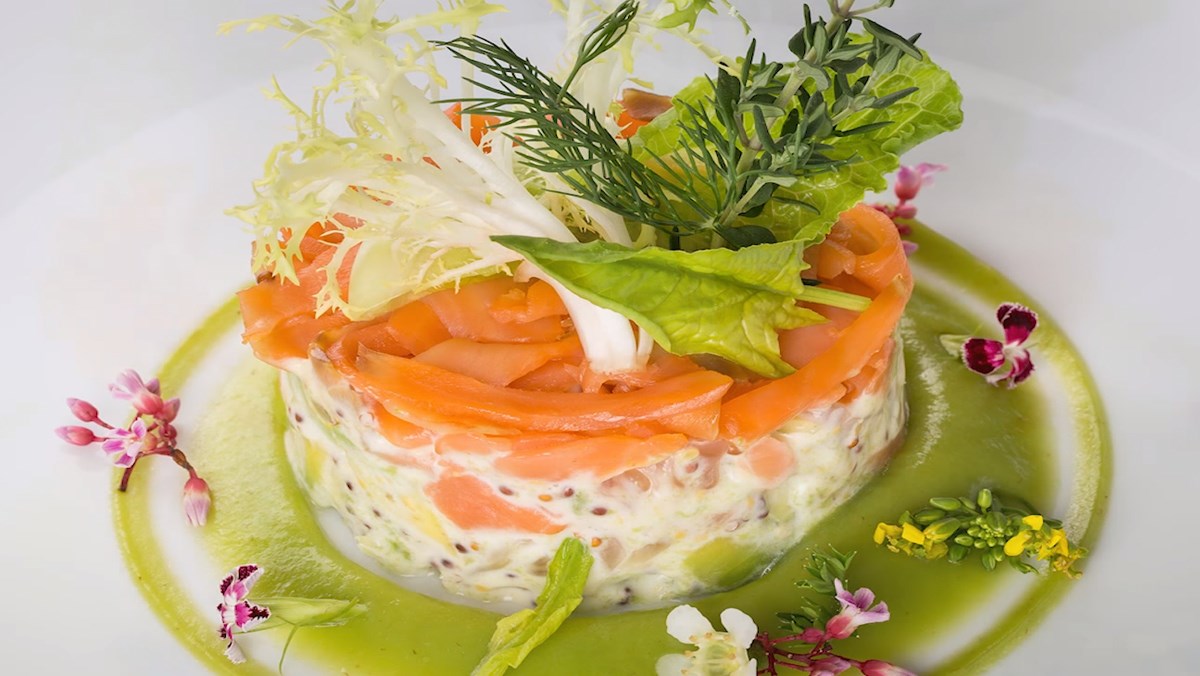 Bạn là người yêu thích ẩm thực và muốn khám phá những món salad ngon miệng? Hãy thử ngay món salad cá hồi xông khói tuyệt vời này và cảm nhận hương vị thơm ngon từ những hạt cá hồi xông khói tươi ngon cùng các loại rau củ tươi ngon. Xem hình ảnh liên quan để ăn ngay thôi nào!
