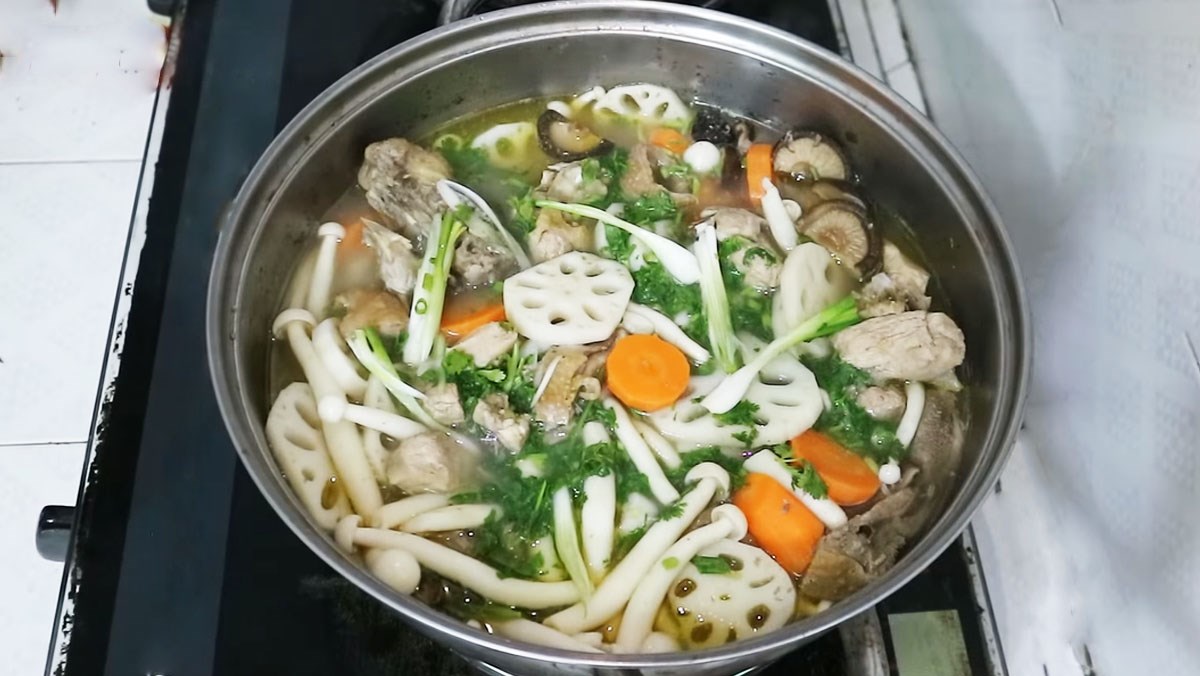 Canh củ sen hầm xương gà