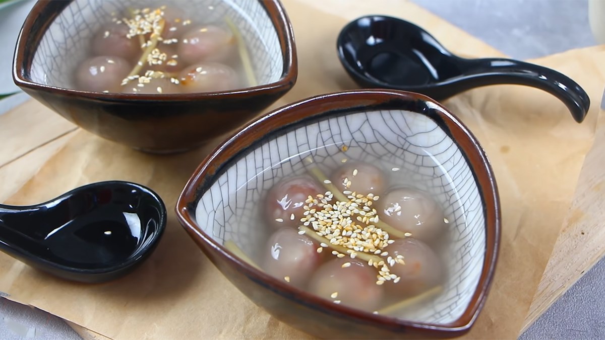 Che bot loc boc thit quay (Grilled pork wrapped in cassava flour sweet soup)