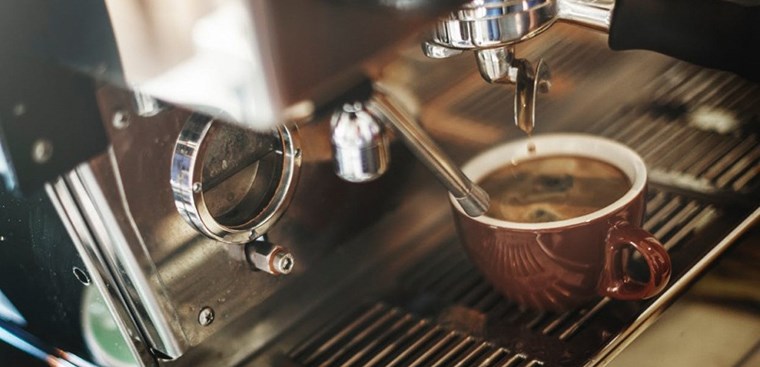 Pha cà phê espresso bằng máy pha cà phê tự động