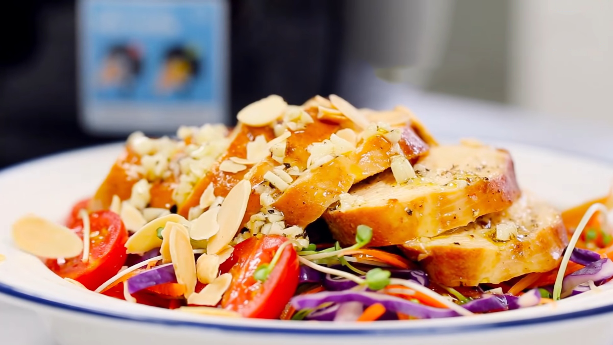 Salad gà nướng rau mầm