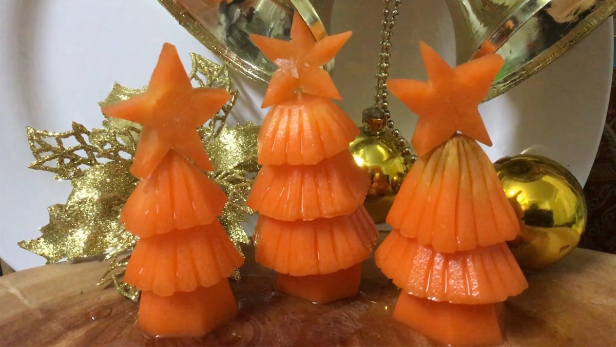Tạo hình cây thông Noel từ trái cà rốt