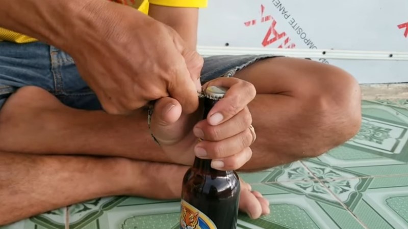 Khui bia bởi nắp chai