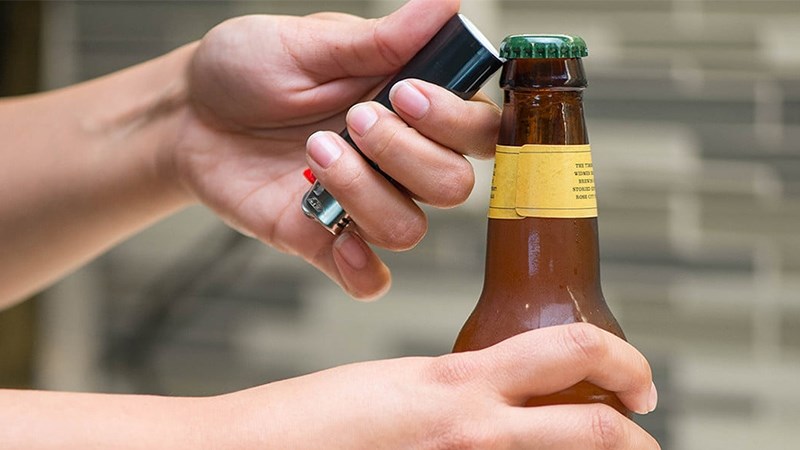 Khui bia bởi bật lửa