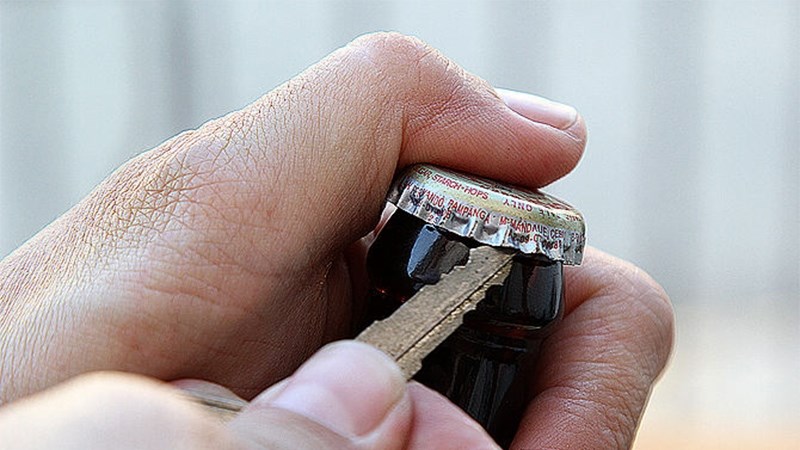 Khui bia bởi chìa khóa