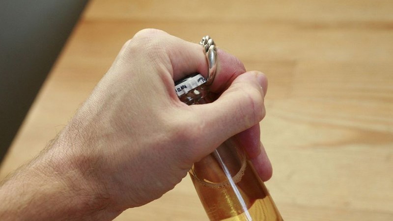 Khui bia bởi chiếc nhẫn
