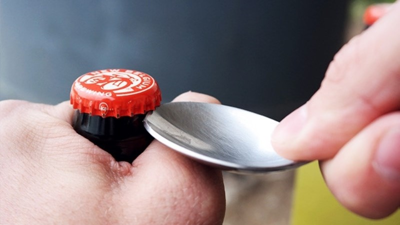 Khui bia bằng muỗng