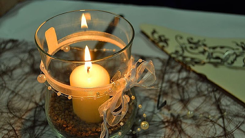 Dùng ly thủy tinh làm giá đựng nến