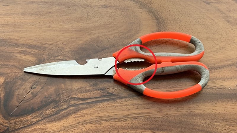 Kẹp c&agrave;ng cua bằng k&eacute;o