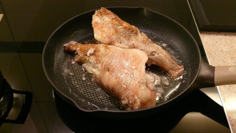 L&agrave;m m&oacute;n chi&ecirc;n bằng chảo chống d&iacute;nh