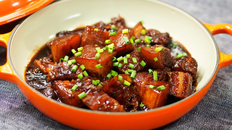 L&agrave;m m&oacute;n kho bằng chảo chống d&iacute;nh