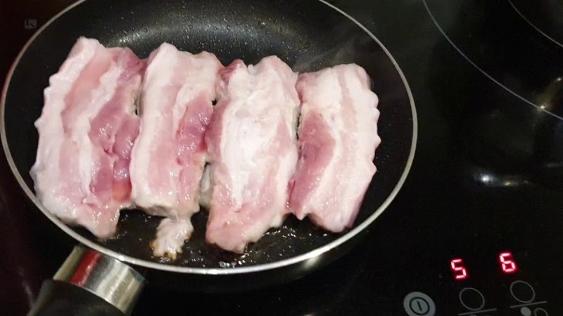 L&agrave;m m&oacute;n nướng bằng chảo chống d&iacute;nh