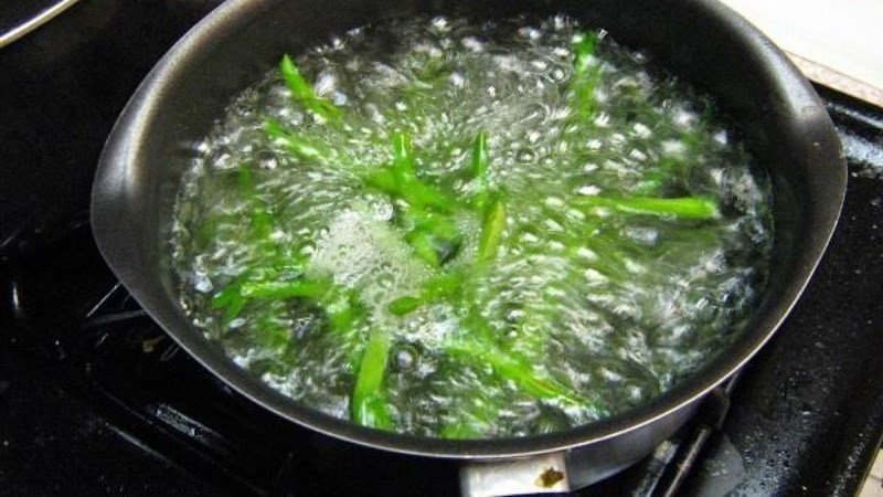 L&agrave;m m&oacute;n luộc bằng chảo chống d&iacute;nh