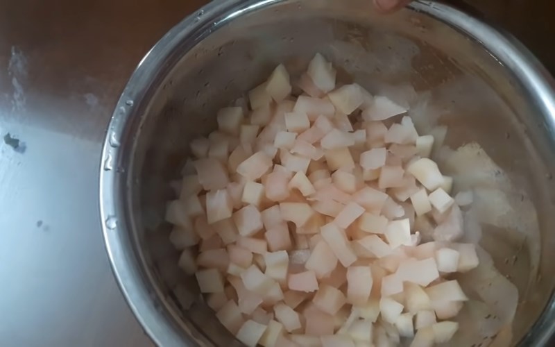 B&oacute;p c&ugrave;i bưởi với muối