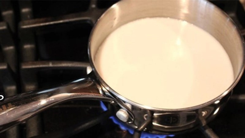 Cách bảo quản sữa bò tươi mới vắt bằng cách đun sữa